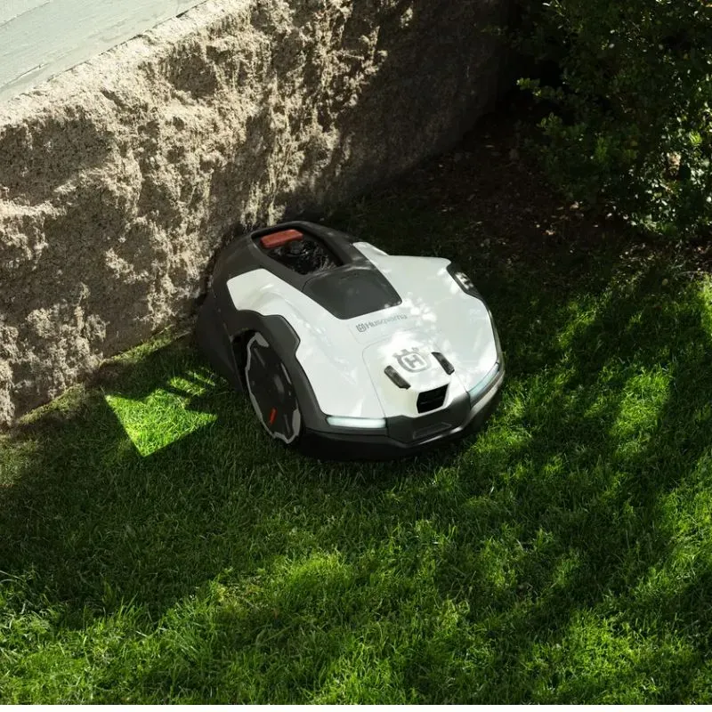 Robot tondeuse 1 500 m² Automower® 410V NERA avec technologie vision IA - HUSQVARNA-en situation