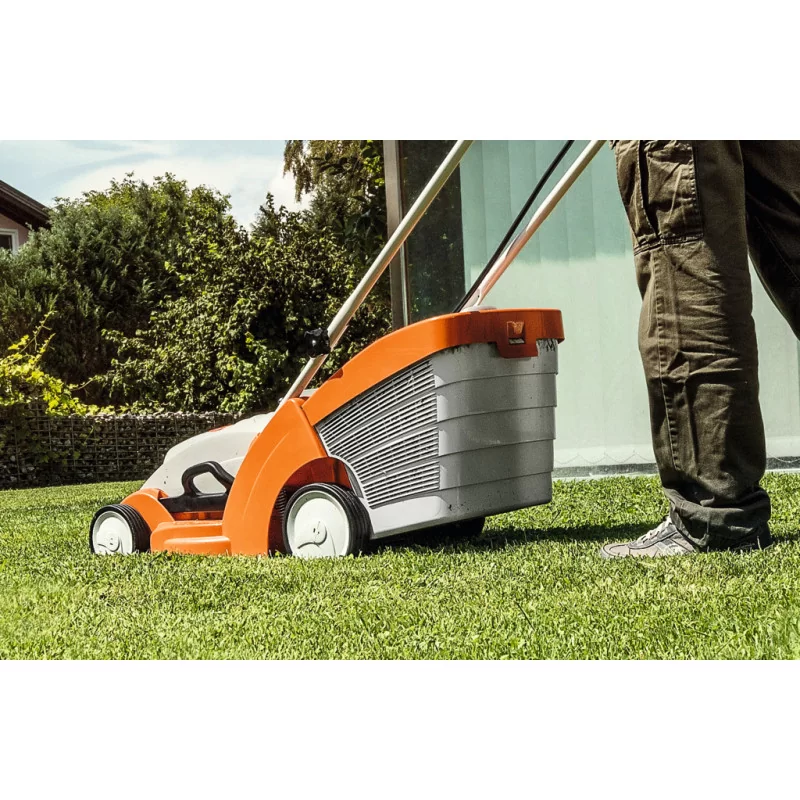 Tondeuse à batterie RMA 239 C - STIHL-en situation