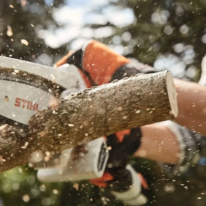 Scie à main GTA 26 STIHL - Pack batterie, chargeur et rallonge-en situation