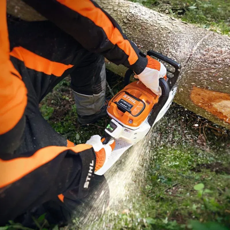Tronçonneuse à batterie MSA 300 - STIHL-en situation