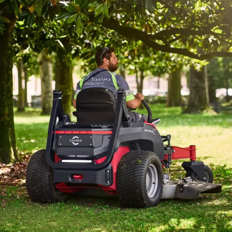 Tondeuse autoportée OPTIMUS™ ZTC152R - Cramer-en situation